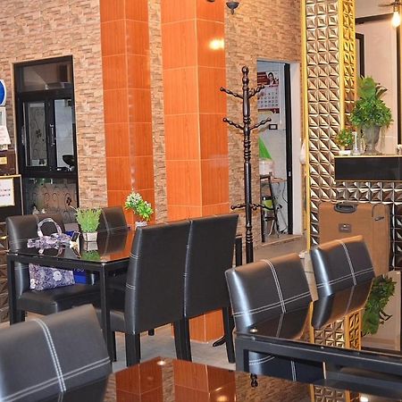 Baanpin Hotel & Cafe Bangkok Luaran gambar