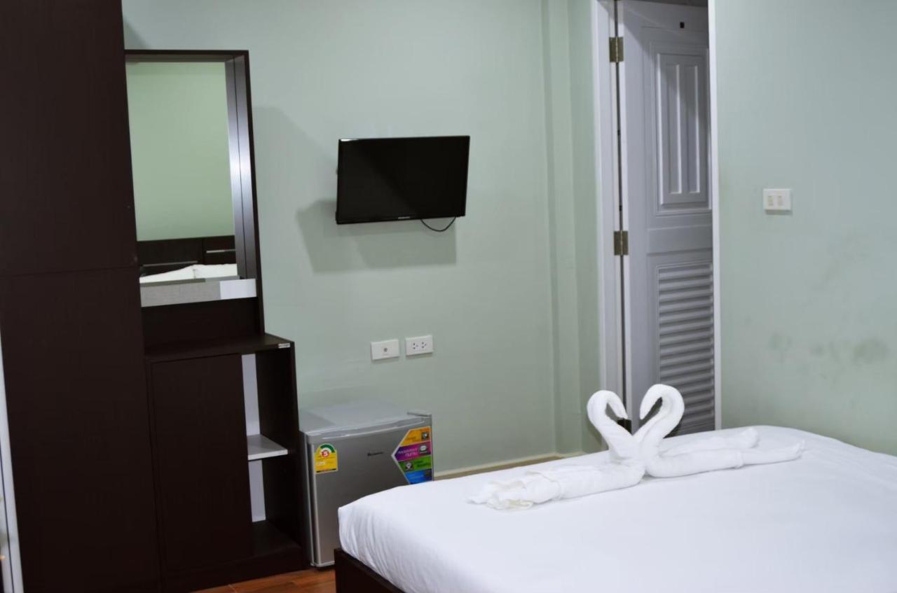 Baanpin Hotel & Cafe Bangkok Luaran gambar